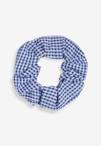 Scrunchie aus blau-weißer Karostoff mit einem gerafften Design, das eine strukturierte Oberfläche und eine runde Form aufweist.