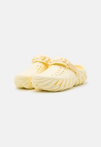 Crocs ECHO UNISEX - Zoccoli - buttercream