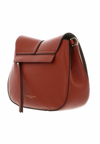 Borsa a spalla in pelle rossa con una forma strutturata e dettagli in oro. Presenta una patta frontale e un elemento decorativo sulla tracolla. Finitura texturizzata.