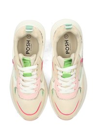 Zapatillas de tela beige con acentos en rosa, verde y rojo. Presentan cordones blancos, puntera redonda y un collar acolchado. Talla del modelo 37.