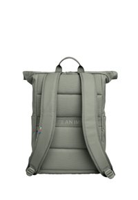 Zaino roll-top in tessuto verde tenue con schiena e spallacci imbottiti. Presenta tasche laterali e un piccolo accento colorato. Design semplice e funzionale.