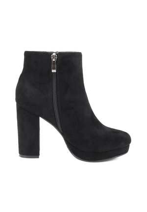 Stivale alla caviglia in suede nero con tacco alto a blocco, punta rotonda e dettagli con zip laterale. Texture liscia con una finitura di colore solido.