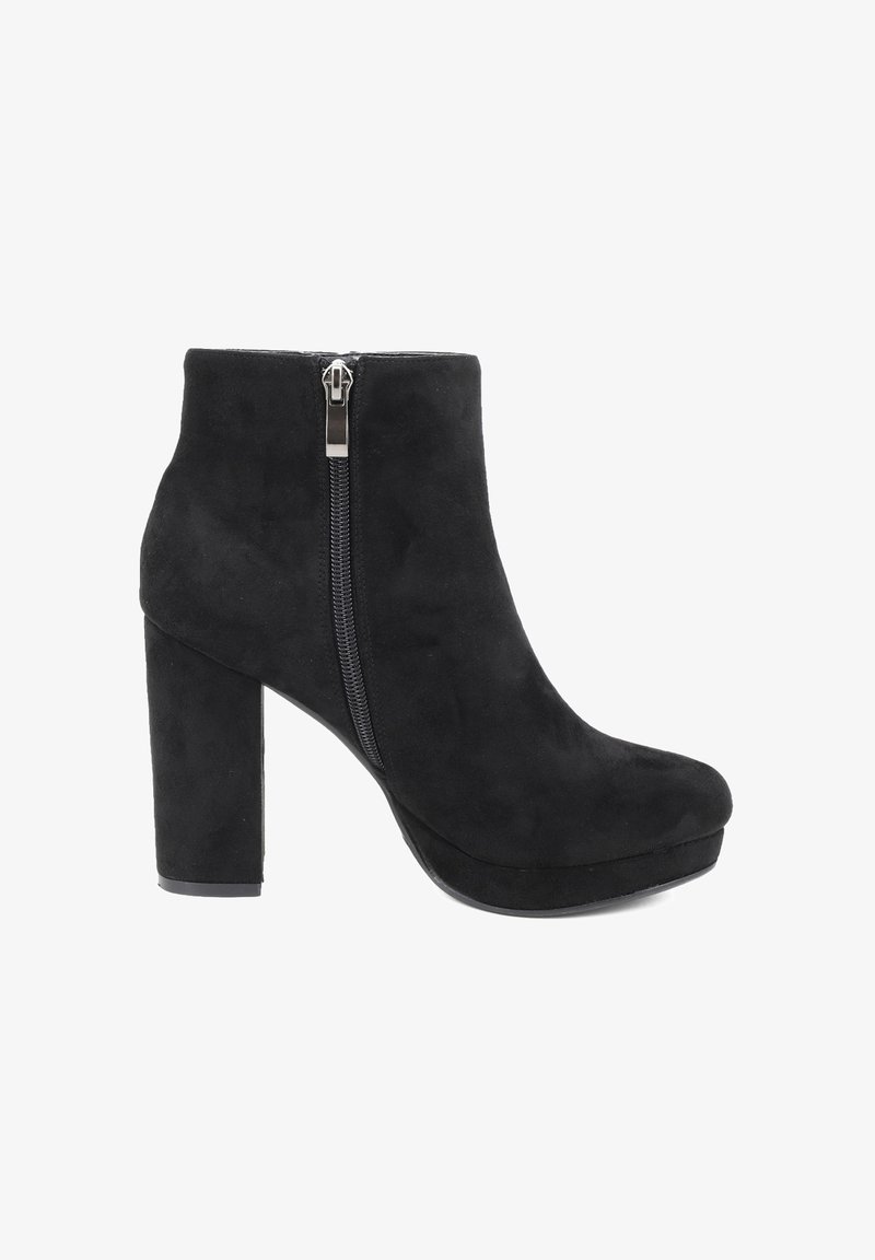 Stivale alla caviglia in suede nero con tacco alto a blocco, punta rotonda e dettagli con zip laterale. Texture liscia con una finitura di colore solido.