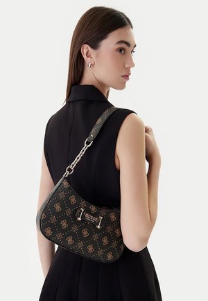 Bolso de mano de patrón negro hecho de material sintético, con detalles en dorado, forma curva y una correa de cadena con un detalle de logo.