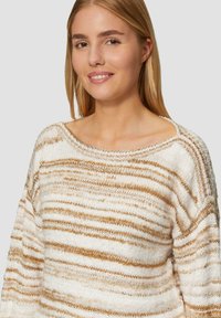 Sweter dzianinowy w paski w kolorze kremowym i beżowym, o szerokim dekolcie, teksturowanej powierzchni i luźnym kroju. Charakterystyczne poziome wzory na całej powierzchni.