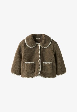 Smeđa sherpa jakna s velikim okruglim ovratnikom, prednjim gumbima, dva džepa i bijelim cik-cak ukrasom duž rubova i manžeta.