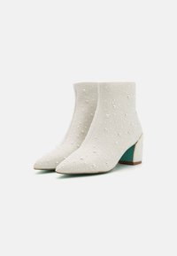 Blue by Betsey Johnson Klasiski puszābaki - offwhite
