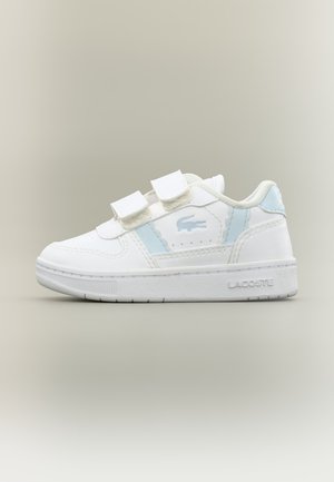 Basket blanche Lacoste avec des touches bleu clair, deux bandes velcro et une semelle en caoutchouc, vue de profil sur un fond neutre.