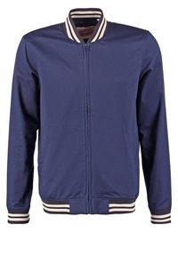 Veste bomber bleu marine en tissu lisse, dotée d'une fermeture éclair frontale, de poches latérales, et de poignets et col en côte rayée.
