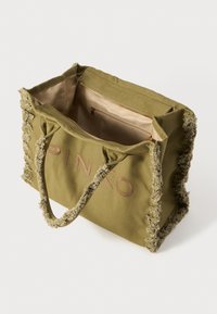 Olivengrønn lerret toteveske med frynse detaljer, brodert "PINKO" logo, og et beige interiør. Har doble håndtak og innvendig glidelåslomme.