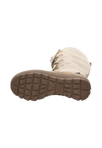 Beige laars met een bovenkant van gestructureerd vilt, bruine rubberen buitenzool met een profielpatroon, en veters aan de voorkant voor een verstelbare pasvorm.