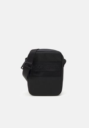 Borsa a tracolla nera realizzata in materiale liscio, con forma rettangolare e una tracolla brandizzata con la scritta "JOOP! JEANS" impressa.