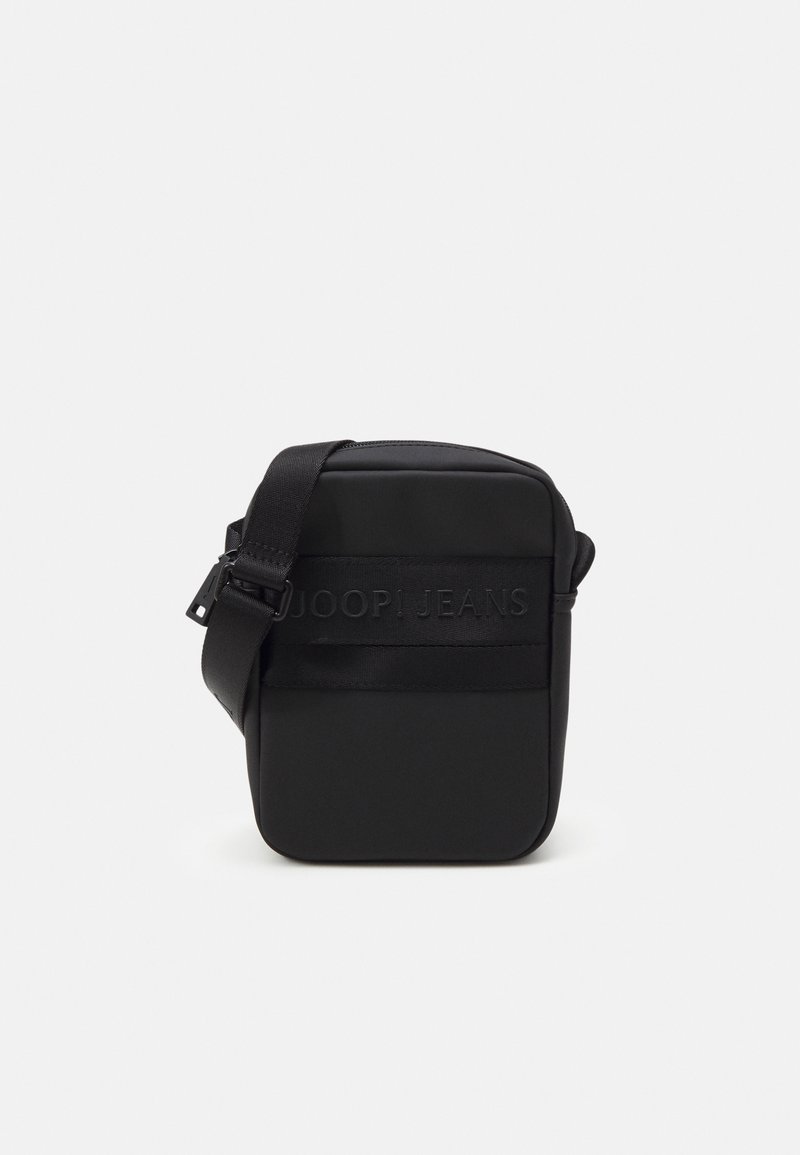 Černá crossbody taška vyrobená z hladkého materiálu, s obdélníkovým tvarem a značkovým popruhem s embosovaným nápisem "JOOP! JEANS".