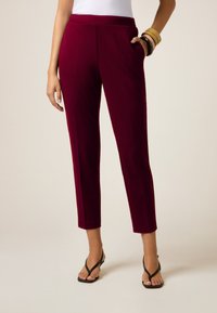 Bordeaux op maat gemaakte broek met een aansluitende tailleband, zijzakken en een enkel-lange snit; gladde textuur en minimalistisch ontwerp.