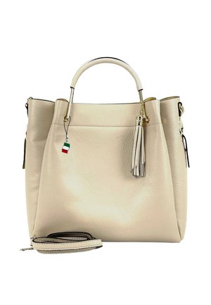 Cremefarbene Lederhandtasche mit einem oberen Griff, abnehmbarem Riemen, Quasten-Anhänger und kleinem Anhänger in den Farben der italienischen Flagge, der am Griff hängt.
