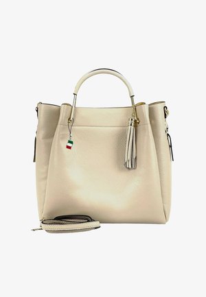 Cremefarbene Lederhandtasche mit einem oberen Griff, abnehmbarem Riemen, Quasten-Anhänger und kleinem Anhänger in den Farben der italienischen Flagge, der am Griff hängt.