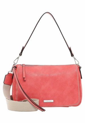 Sac à main rectangulaire en cuir rose corail avec fermeture éclair, deux bandoulières amovibles—une fine noire et une large en toile beige—with surpiqûres contrastées.