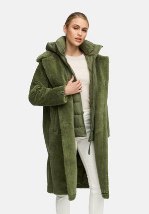 Groene, fuzzy buitenlaag met capuchon, met een rits binnenlaag in bijpassend groen. Lange mouwen en details van een sluiting aan de voorkant zijn zichtbaar.