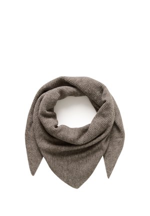 Écharpe triangulaire tricotée marron, pliée et disposée en forme circulaire sur fond blanc.