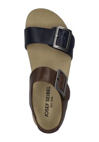 Leder-Sandel mit einem dunkelblauen Oberriemen und einem braunen Unterriemen, beide mit einer silbernen Schnalle. Strukturiertes beiges Fußbett mit Branding.