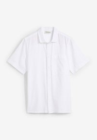 Camicetta bianca a maniche corte realizzata in tessuto leggero, con chiusura a bottoni frontale, taschino sul lato sinistro del petto e colletto classico.