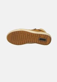 Chaussure en cuir marron avec une semelle en caoutchouc texturée. Présente des détails de couture, un bout arrondi et un col rembourré pour un confort optimal.