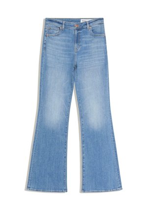 Jean évasé bleu clair avec une texture en denim lisse, doté de cinq poches, d'une fermeture à bouton unique, et d'un léger délavage près des genoux.