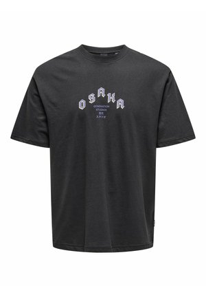 Svart t-shirt i bomull med korta ärmar, med ett grafiskt tryck i vitt och lila text som läser "Osaka Generation Studios."