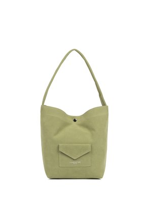 Sac à main en daim vert clair avec une seule bandoulière, une poche avant à rabat et une fermeture à bouton-pression en métal au centre supérieur.