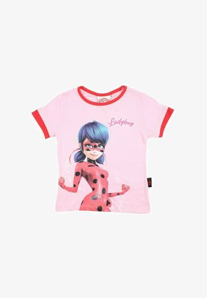 T-shirt rose à manches courtes avec un personnage de cartoon aux cheveux bleus et en costume de coccinelle, rehaussé de bordures rouges et de pois noirs.