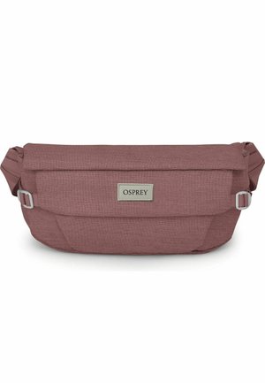 Kleine taillierte Bauchtasche in staubigem Rosaton mit strukturierter Oberfläche, verstellbaren Riemen und einem markanten "Osprey"-Patch, das mittig auf der Frontklappe angebracht ist.