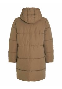 Brun pufferjacka med huva, med en kviltad design och vertikala sömmar. Tyget verkar mjukt och texturerat, vilket ger isolering.