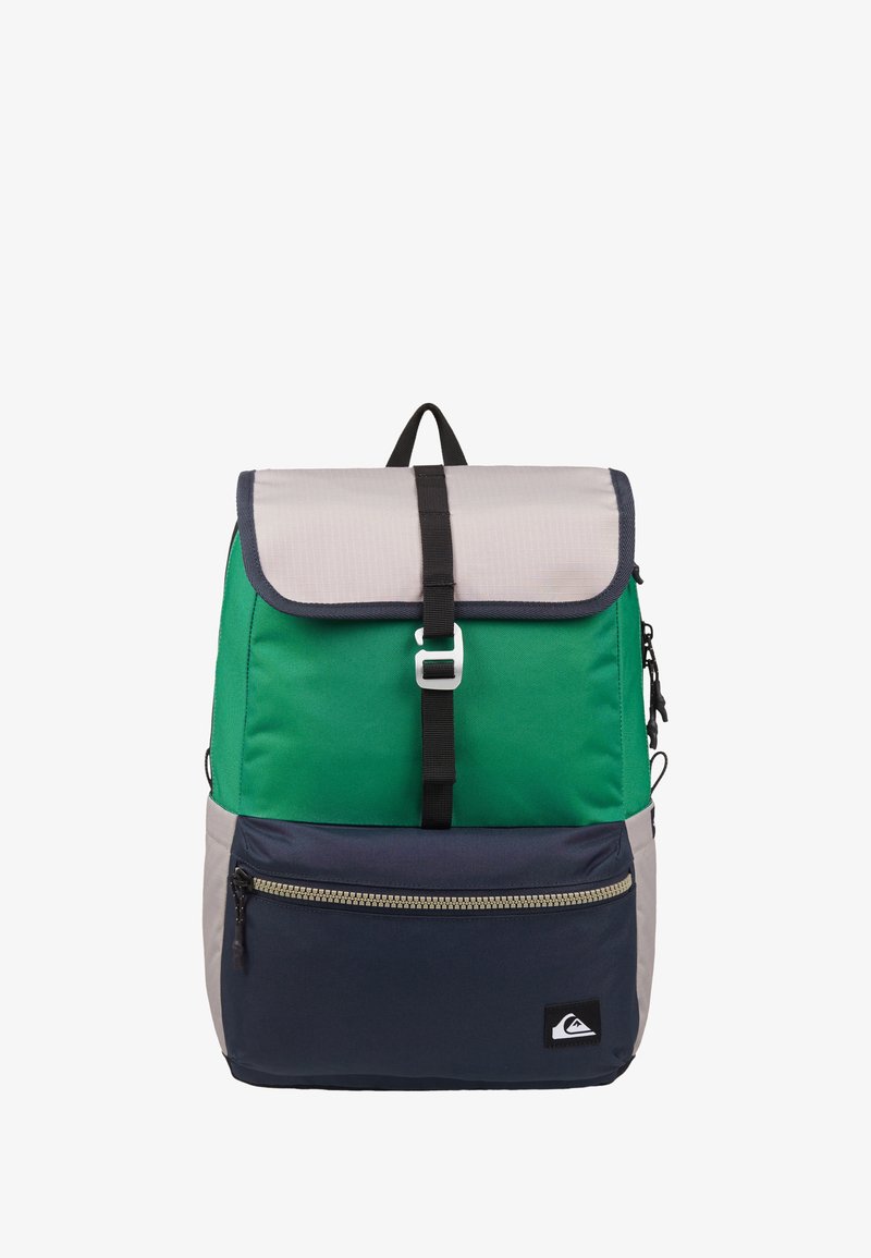 Sac à dos avec rabat supérieur gris clair, milieu vert et poche avant zippée bleu marine, doté d'une sangle noire et d'une poignée sur fond blanc.