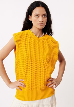 Pull sans manches en tricot jaune avec un motif texturé en côtes et un col haut. Présente une bande inférieure ajustée et des coutures d'épaule ouvertes.