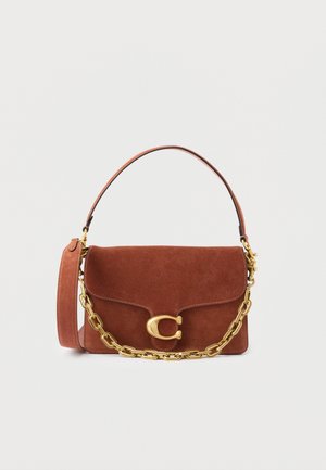 Borsa a tracolla in camoscio marrone con dettagli a catena dorata e grande fibbia "C" dorata sulla pattina frontale, su sfondo bianco semplice.