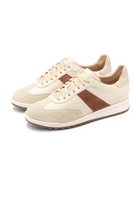 Heledadbeži sneakerid pruuni sametiste triipudega, paeltega kujundus, tekstureeritud nahk ja kummist tallad, kujutatud kõrvuti kaldu paremale.