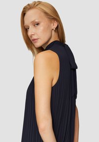 s.Oliver BLACK LABEL PLISSEE MIT BLUMEN-PRINT - Jurk - navy