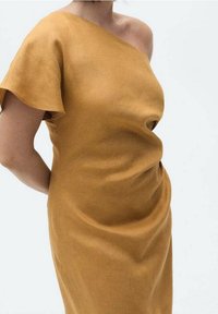 Asymmetrisches senfgelbes Kleid mit einem kurzen Ärmel, glatter Textur und drapierter Passform, ausgestattet mit einer Seitentasche und minimalistischen Designelementen.