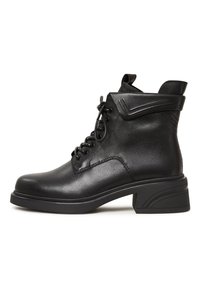 Bottine en cuir noir avec un bout arrondi, un système de laçage à l'avant et un talon carré. Présente un revers replié et des détails texturés discrets.