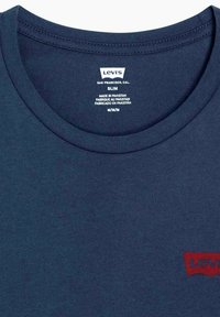 Merinvärinen Levi's slim fit t-paita pyöreällä kauluksella, punainen Levi's-logo rinnassa, valmistettu Pakistanissa, koko keskikoko.