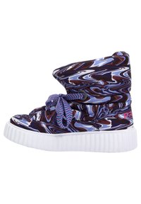 Zapatilla alta con un patrón veteado en tonos de azul, marrón y blanco. Presenta una suela blanca texturizada y cordones de un azul brillante.