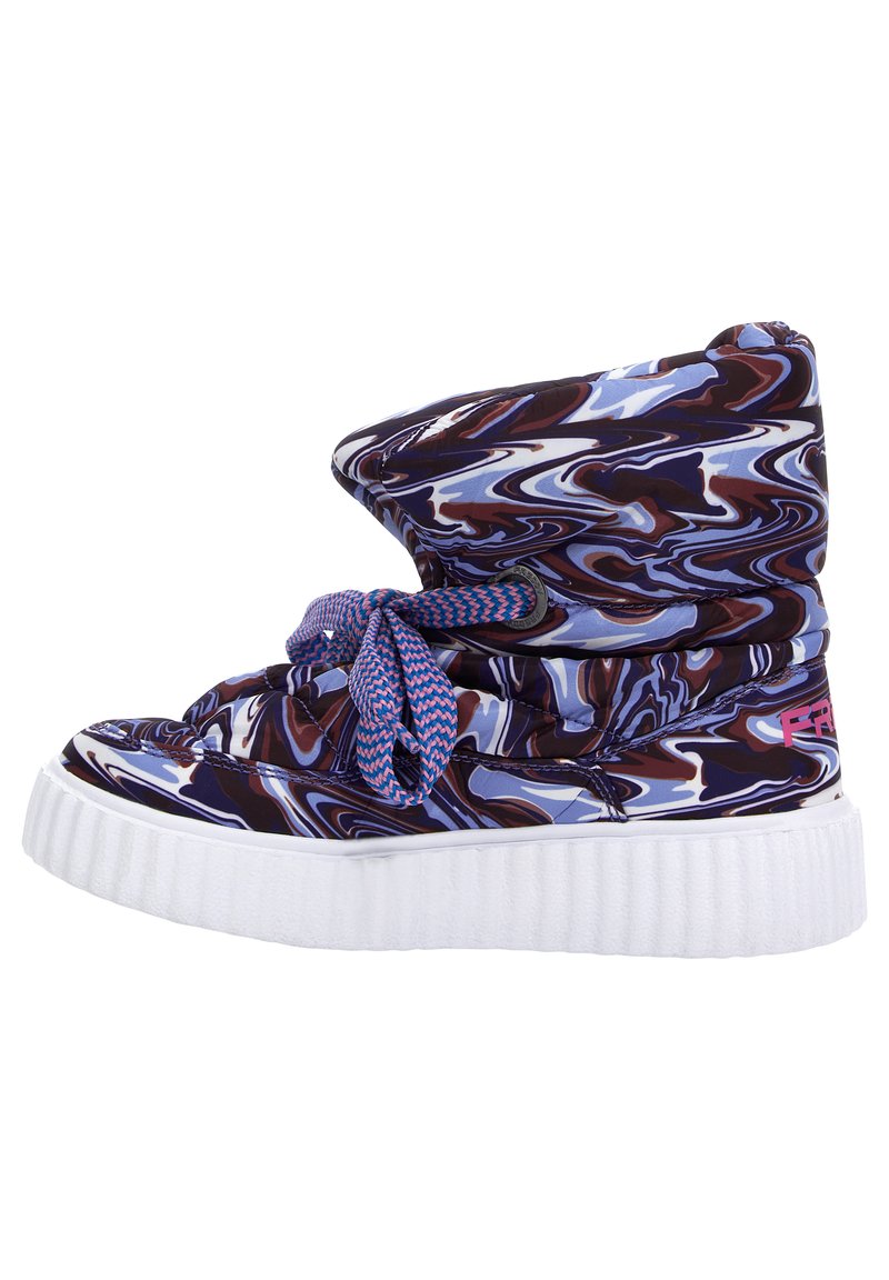 Zapatilla alta con un patrón veteado en tonos de azul, marrón y blanco. Presenta una suela blanca texturizada y cordones de un azul brillante.