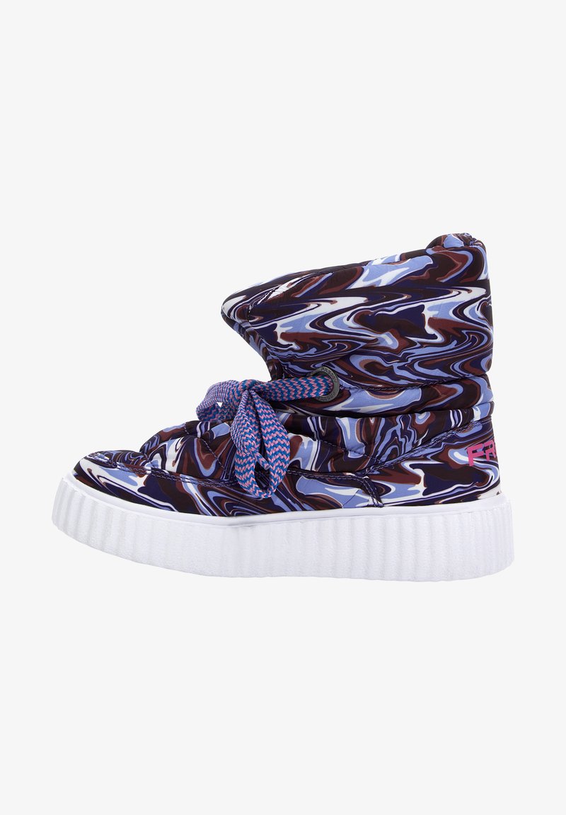 Zapatilla alta con un patrón veteado en tonos de azul, marrón y blanco. Presenta una suela blanca texturizada y cordones de un azul brillante.