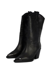 Botas de cowboy de cuero negro con punta puntiaguda, parte frontal abierta y tacón cuadrado. Presentan costuras decorativas y acentos elevados en la parte superior.