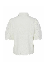 Hvit bluse med et teksturert blomsterlacemønster, korte pufferm og kragehals. Bølgeformet kant nederst.