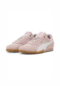 Zapatillas de ante rosa con detalles blancos y suela de goma. Presentan un diseño de cordones y detalles texturizados en la parte superior.