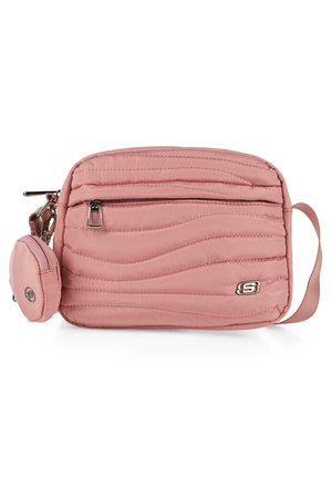 Bolso cruzado acolchado rosa con costuras curvas, un bolsillo delantero con cremallera y un monedero redondo adjunto. Presenta un acento de logo.