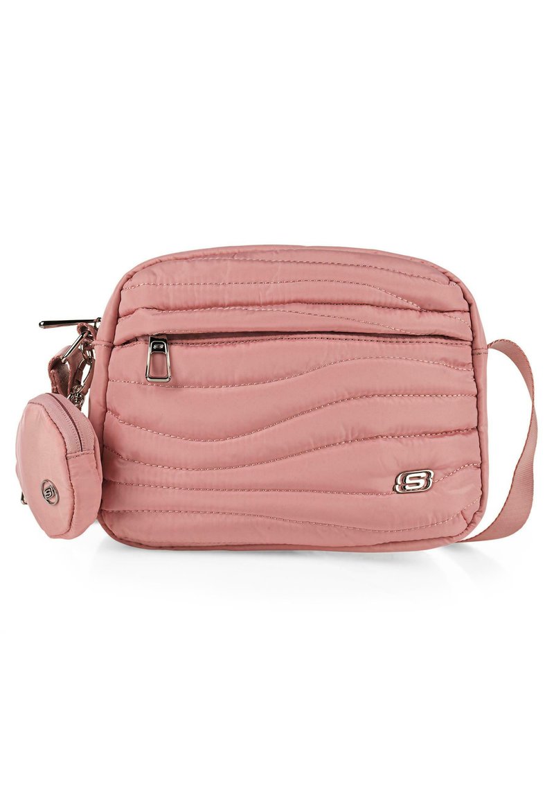 Bolso cruzado acolchado rosa con costuras curvas, un bolsillo delantero con cremallera y un monedero redondo adjunto. Presenta un acento de logo.