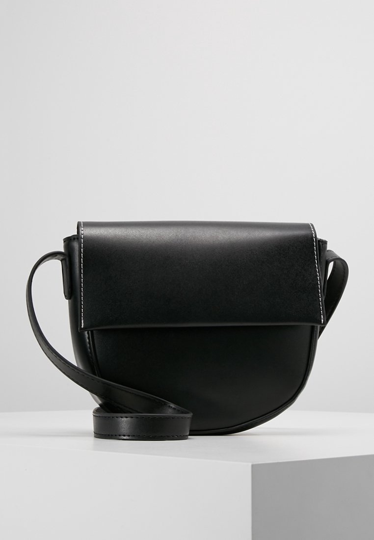 Borsa a tracolla in pelle nera con forma arrotondata, pattina pieghevole e cuciture bianche a contrasto. Spallaccio regolabile per comodità.