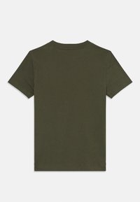 Camiseta de manga corta verde oliva con cuello redondo. Material de algodón suave, diseño simple, sin estampados ni adornos en la parte posterior.